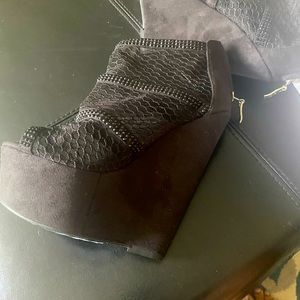 Women’s high heeled booties size 6